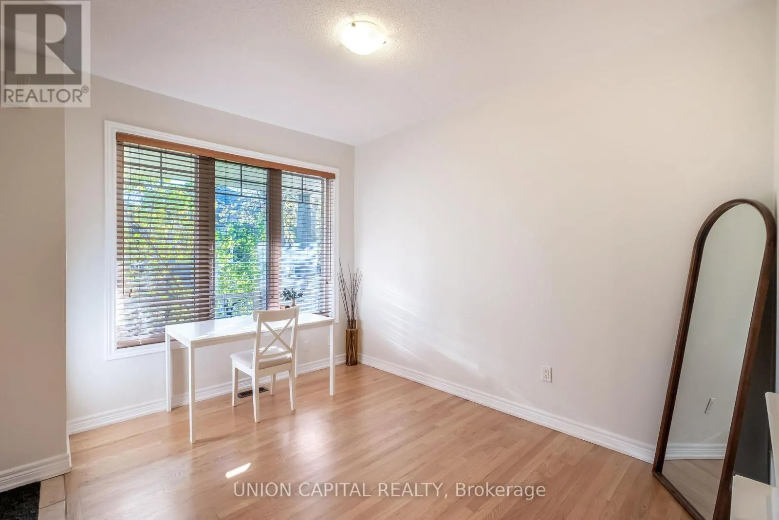 8 STOOKES CRESCENT