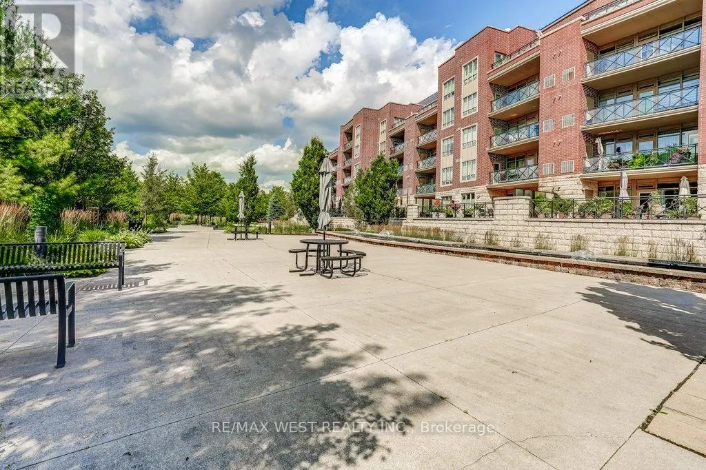 404 - 35 BAKER HILL BOULEVARD