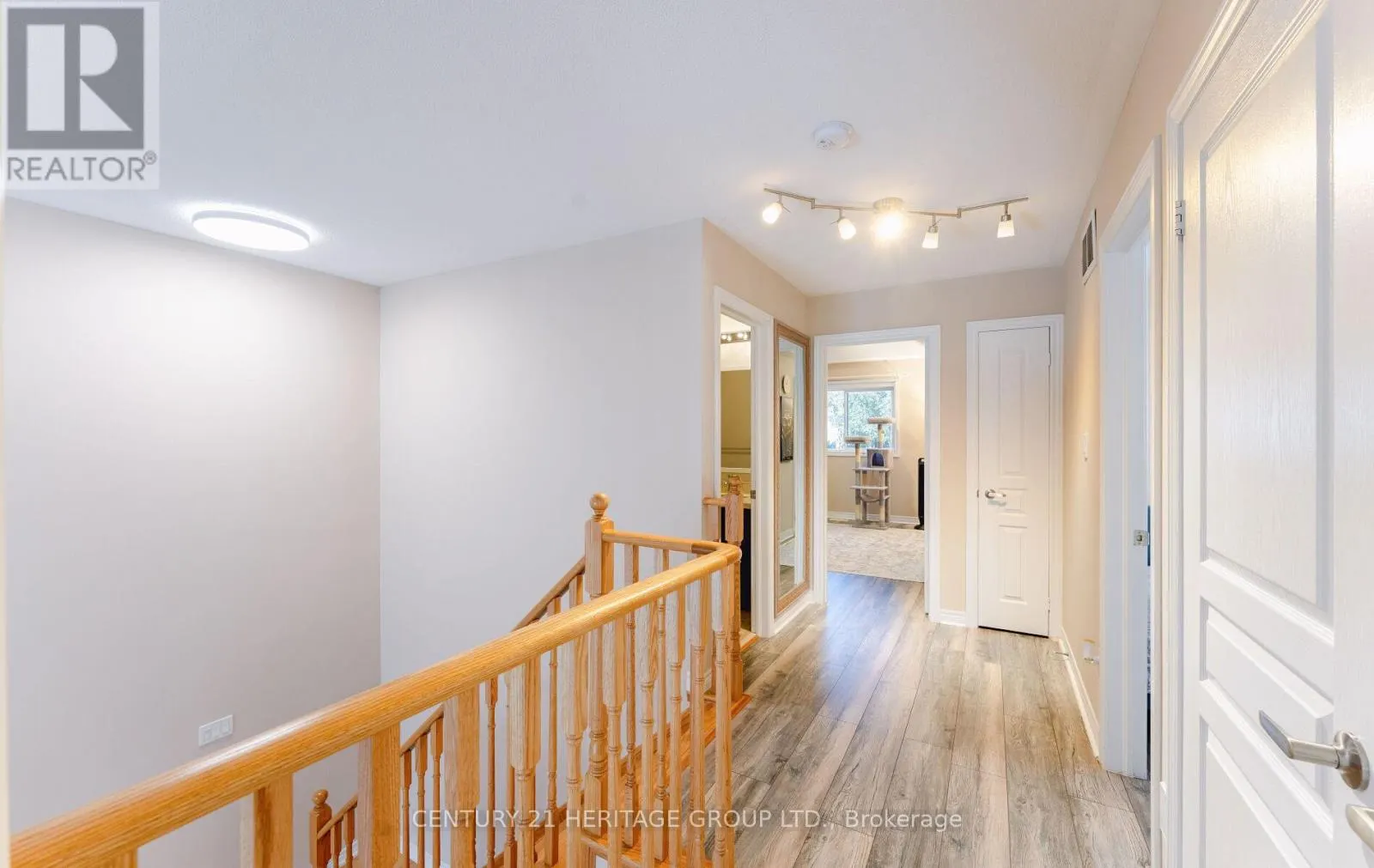 UPPER - 50 SYDIE LANE