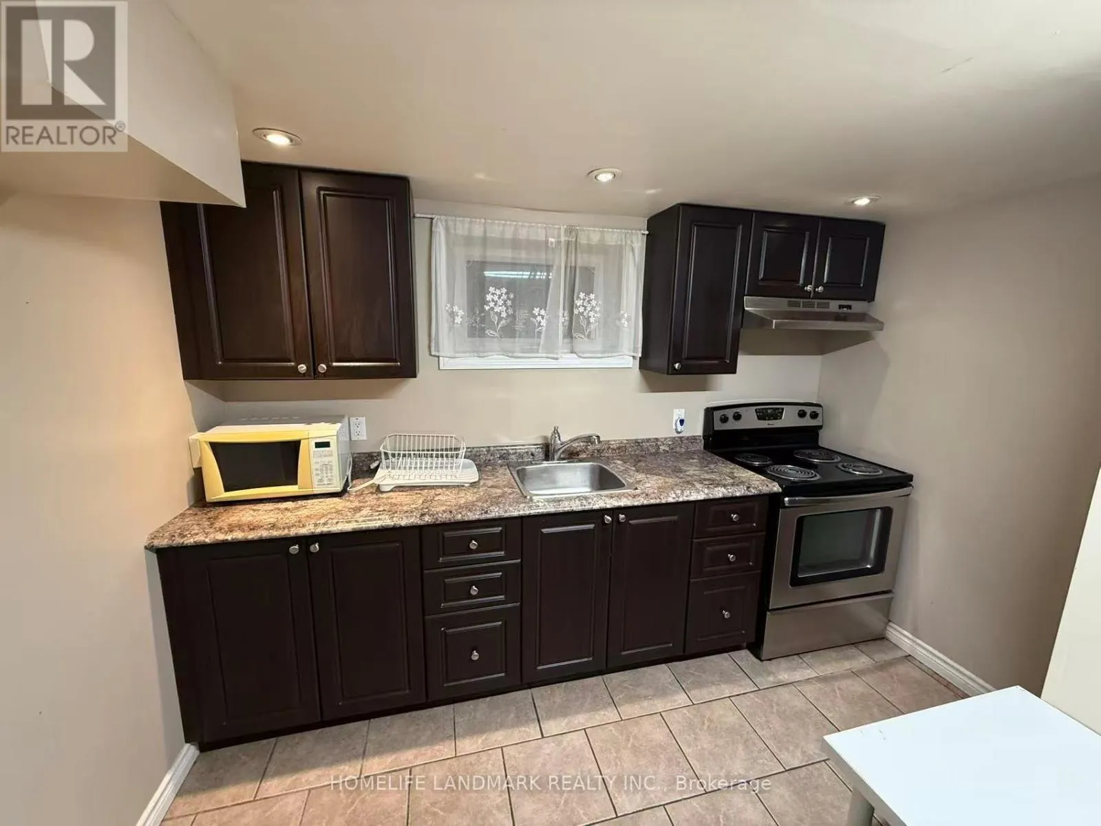 BASEMT - 517 LYNETT CRESCENT