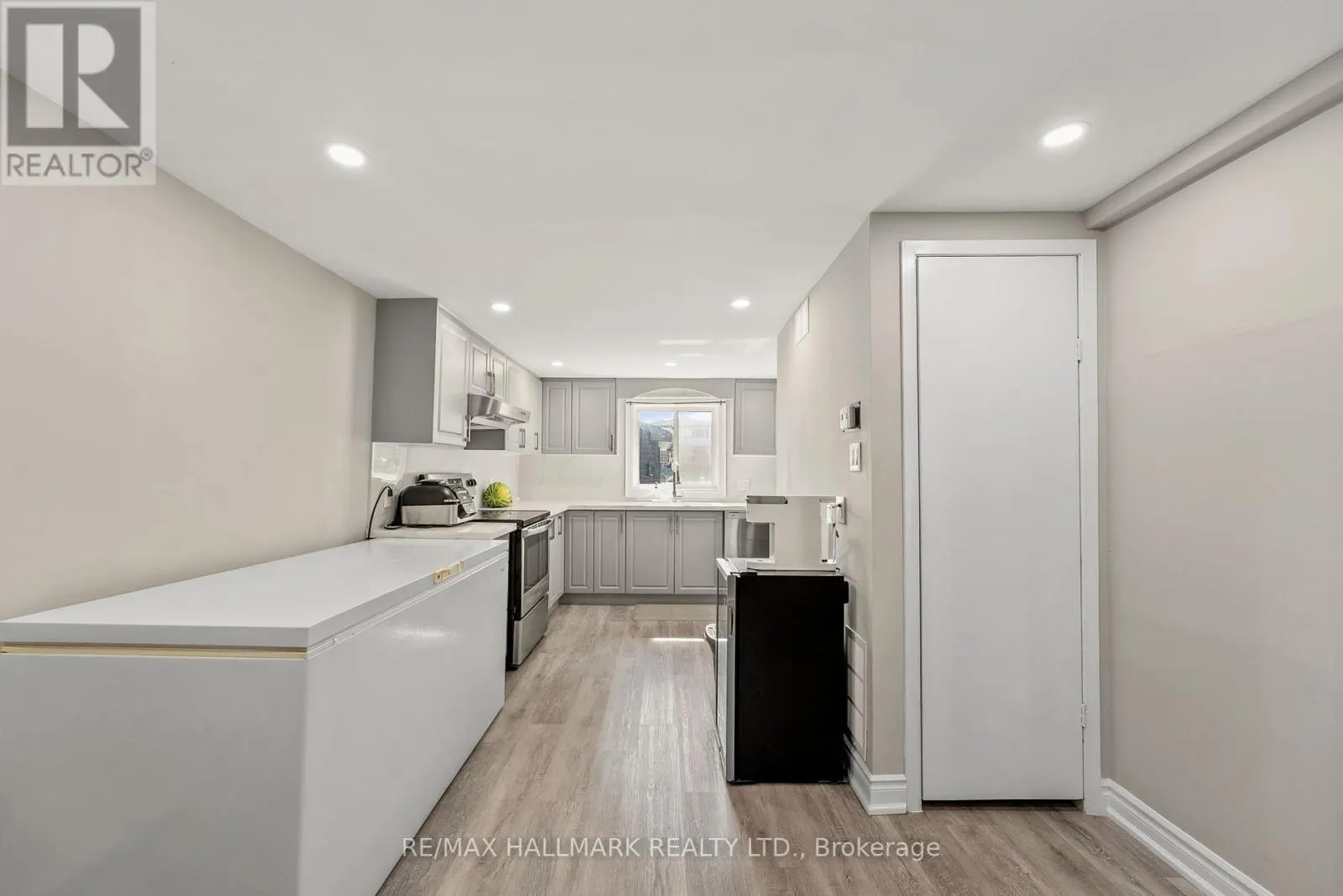 41 SHIRLEA BOULEVARD