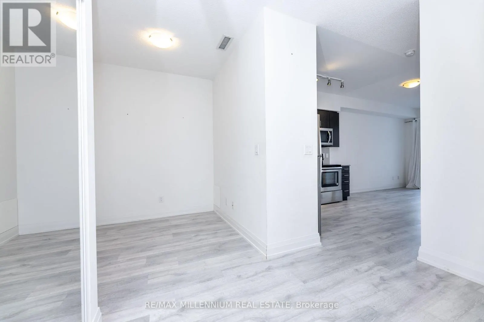 1401 - 3700 HIGHWAY 7 ROAD