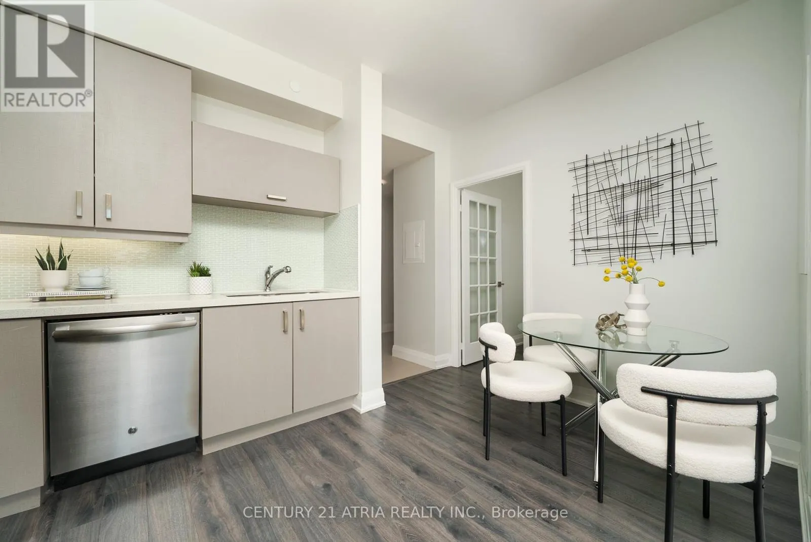 321 - 18 UPTOWN DRIVE