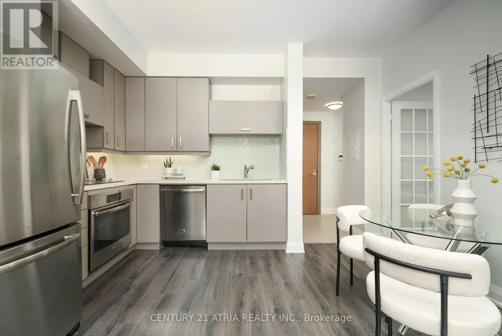 321 - 18 UPTOWN DRIVE