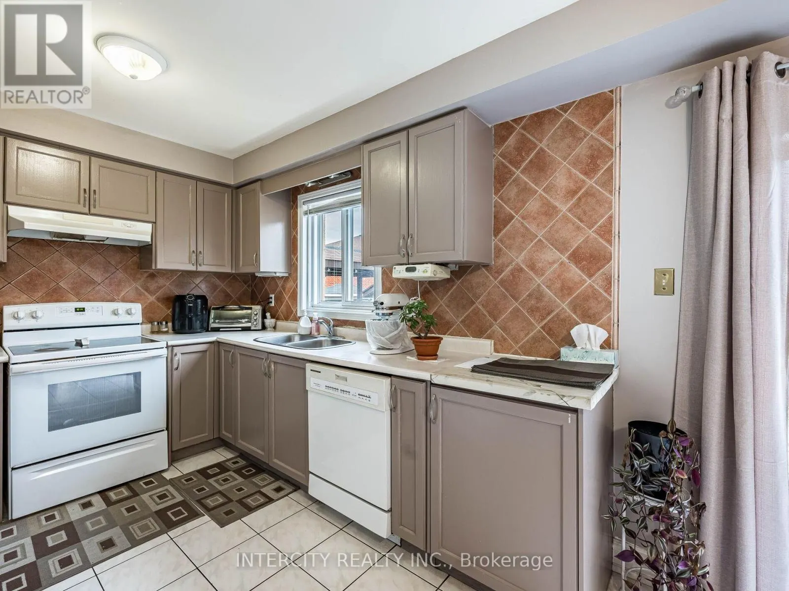 8 WEDGEWOOD PLACE