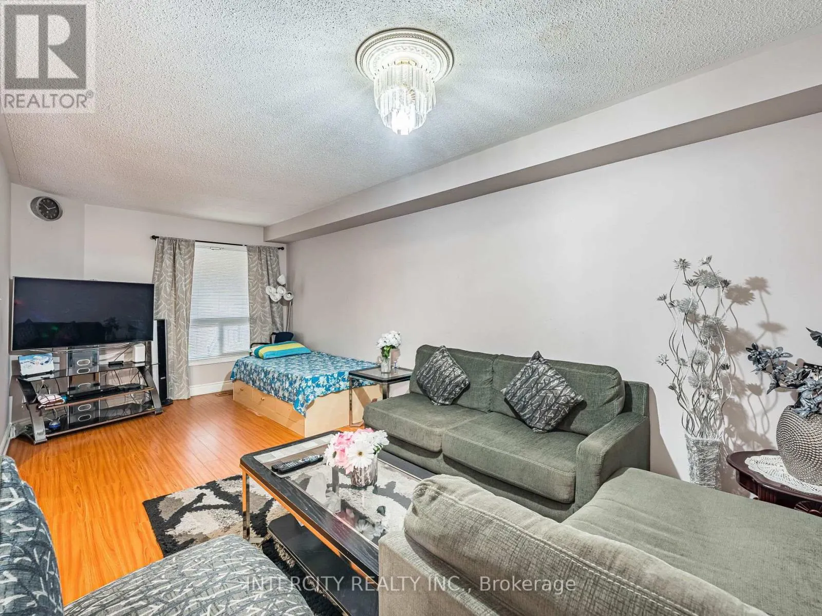 8 WEDGEWOOD PLACE