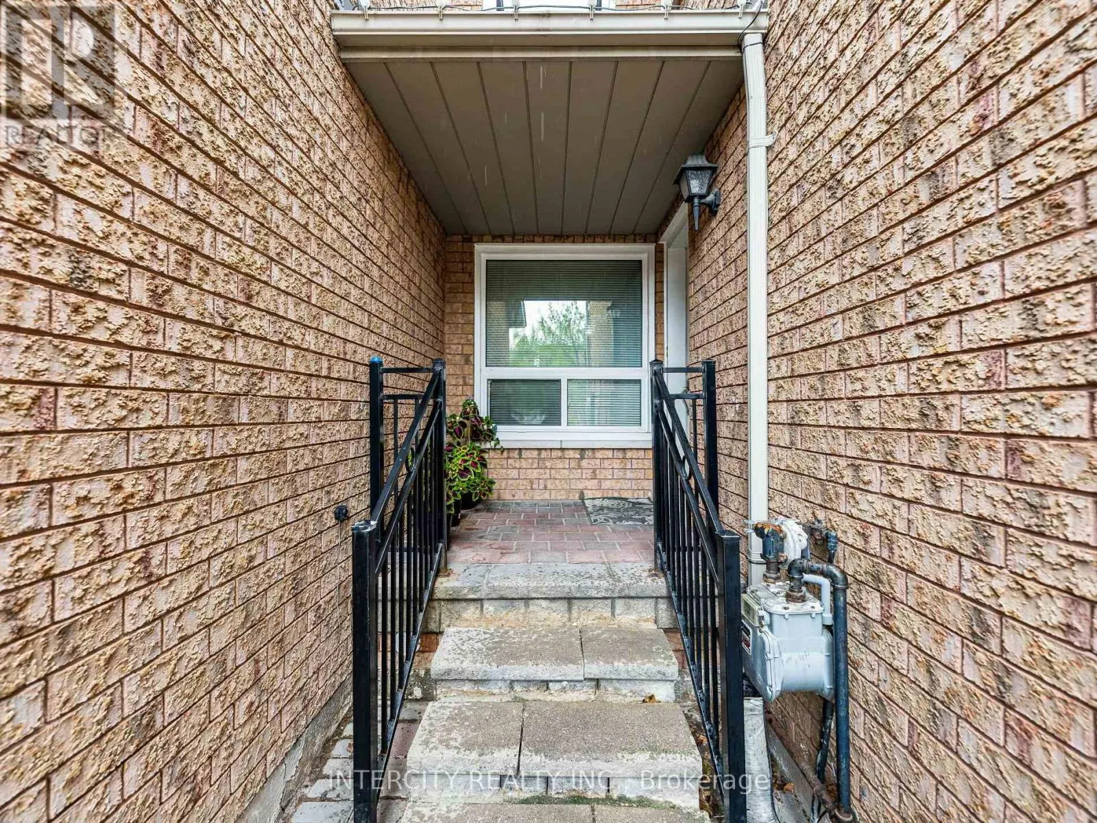 8 WEDGEWOOD PLACE