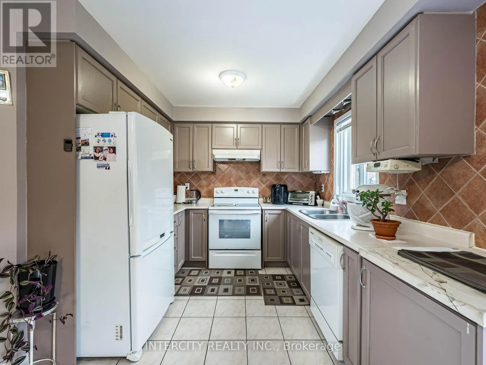 8 WEDGEWOOD PLACE
