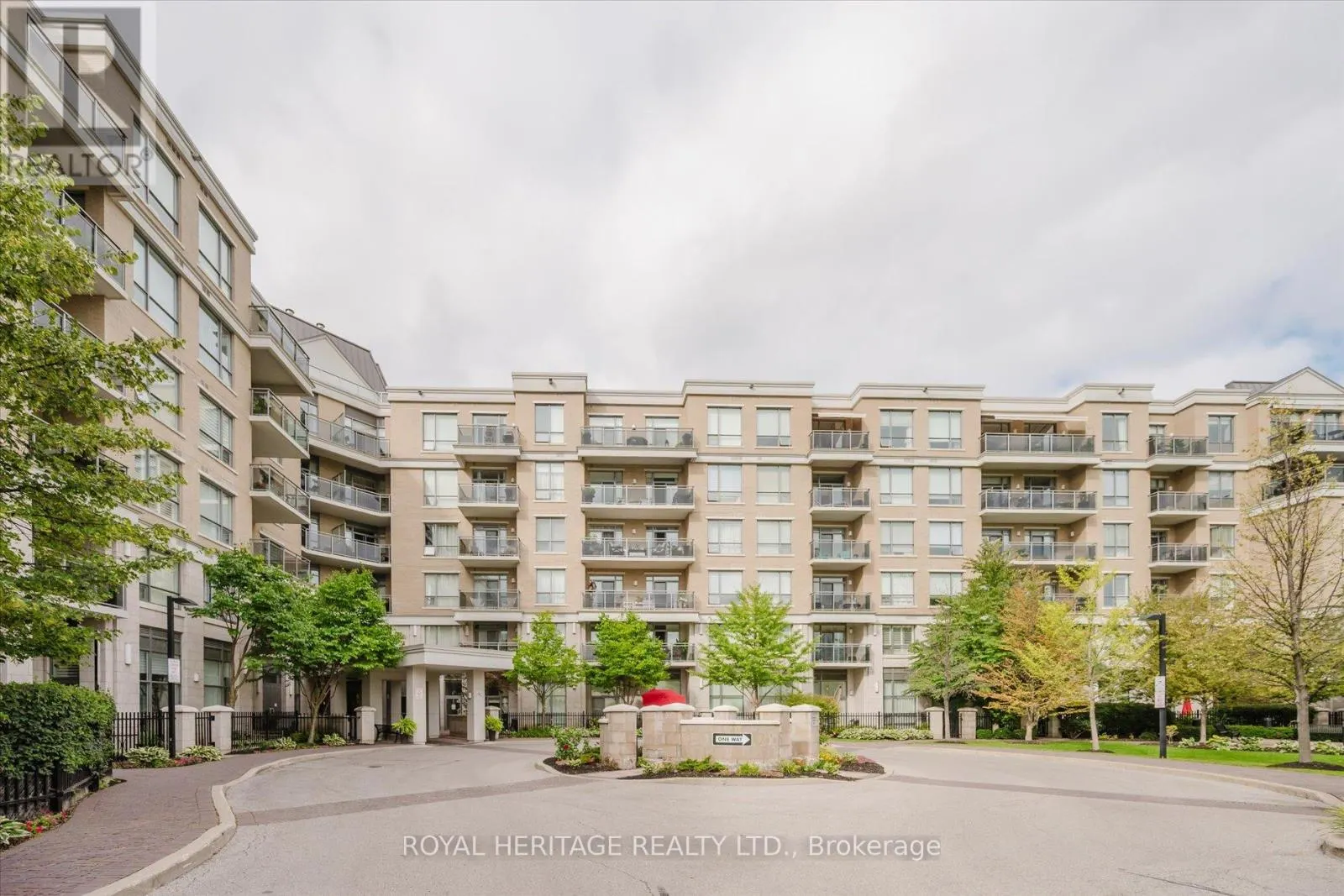 215 - 111 CIVIC SQUARE GATE