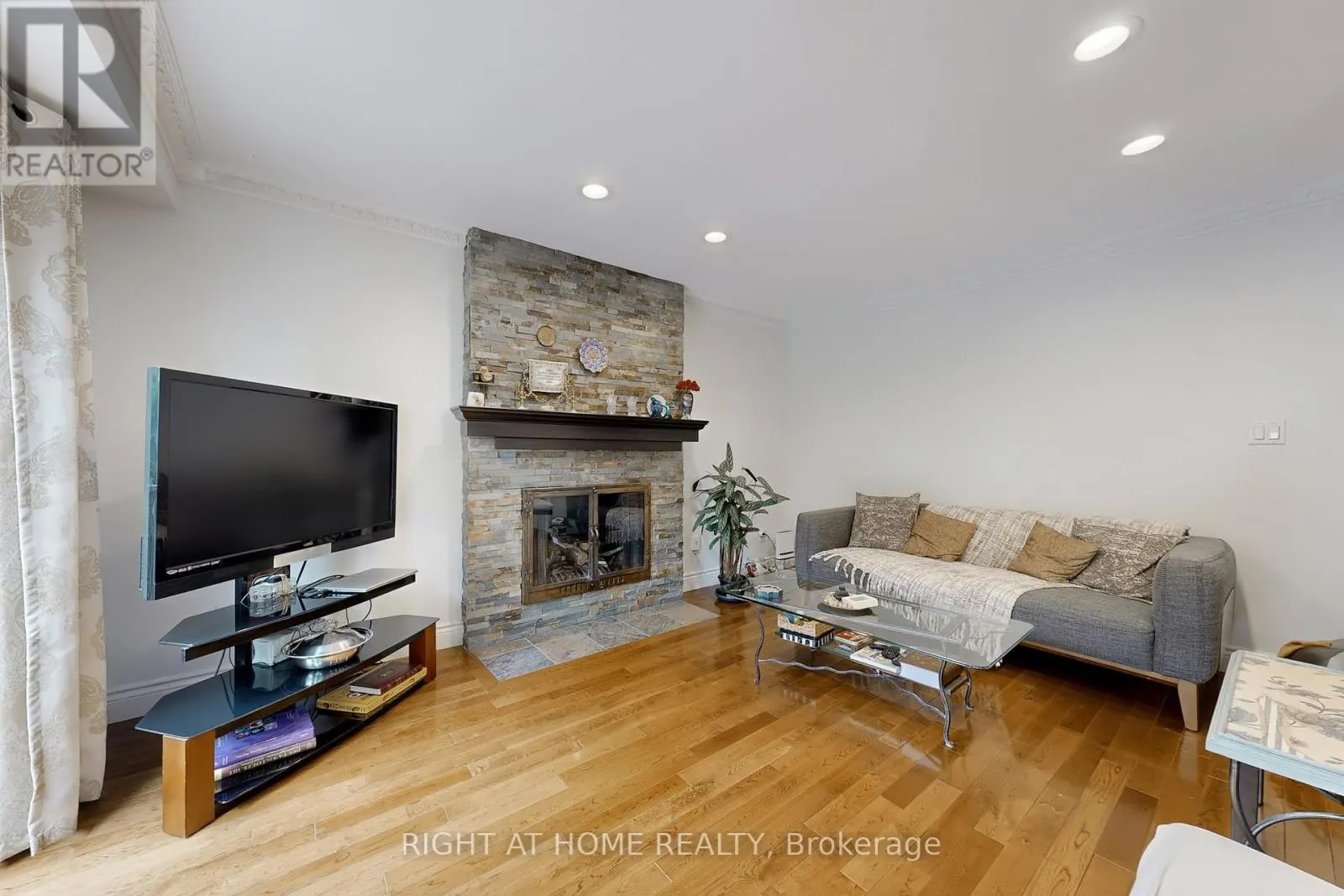 52 BRECKONWOOD CRESCENT