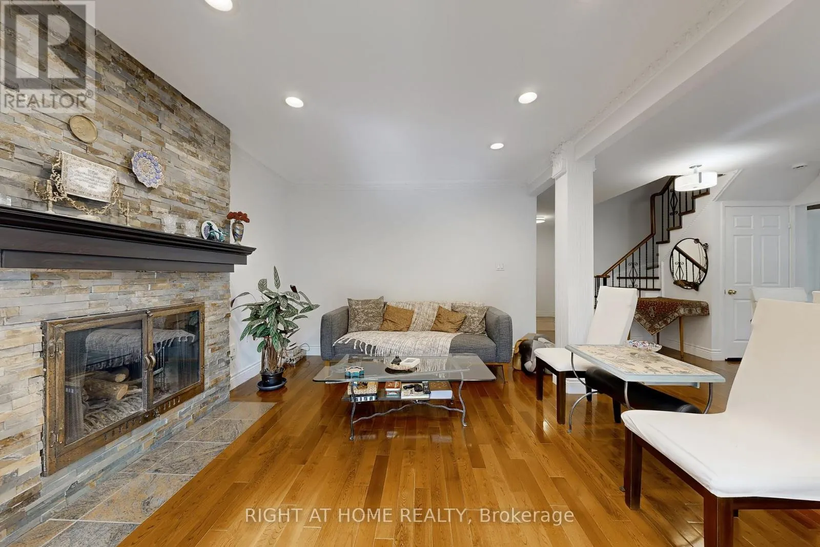52 BRECKONWOOD CRESCENT