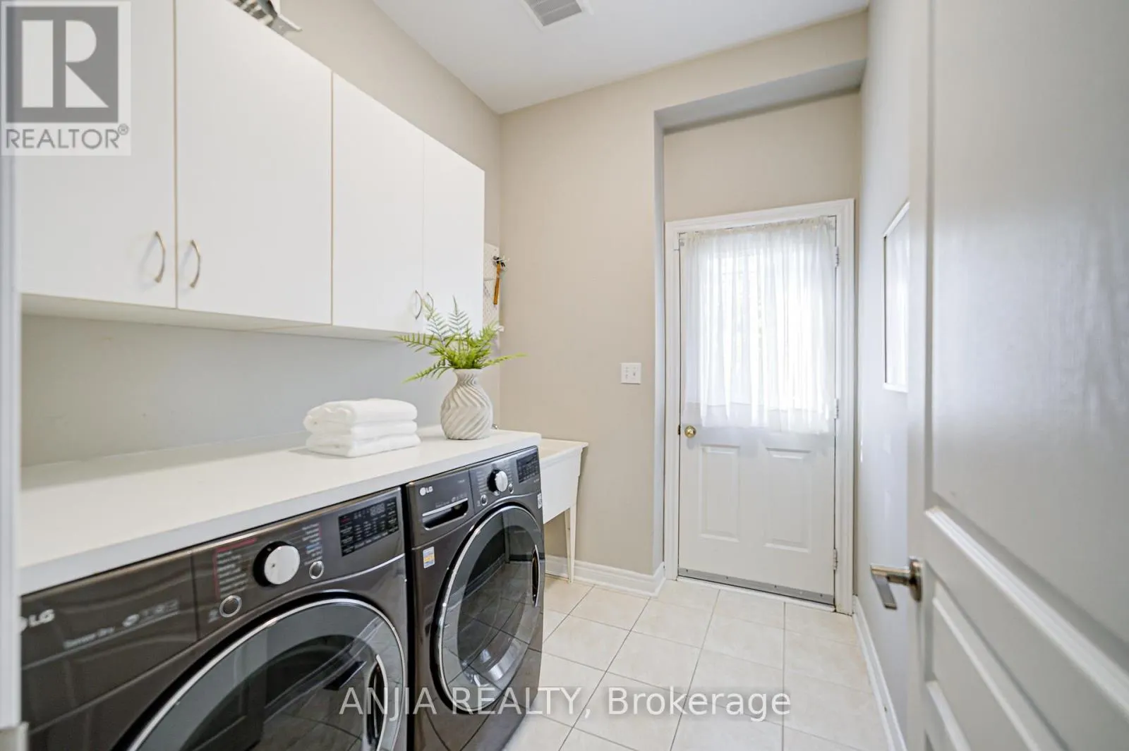 54 RAINBOW VALLEY CRESCENT