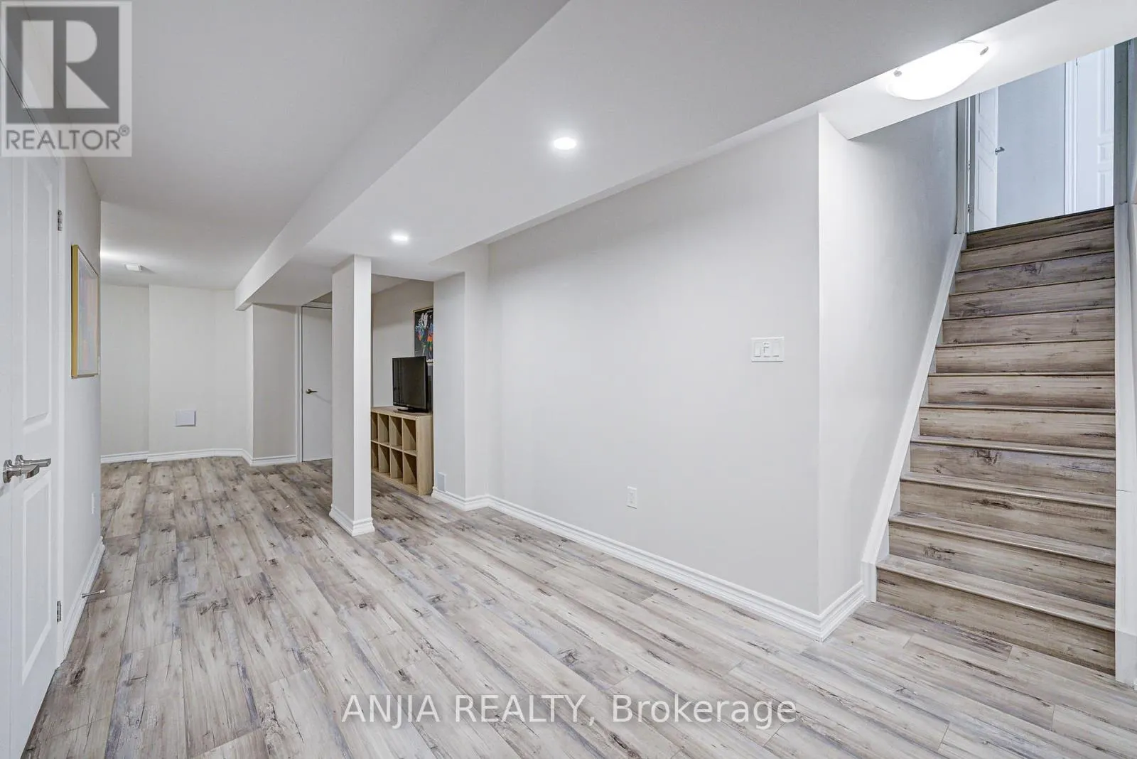 54 RAINBOW VALLEY CRESCENT