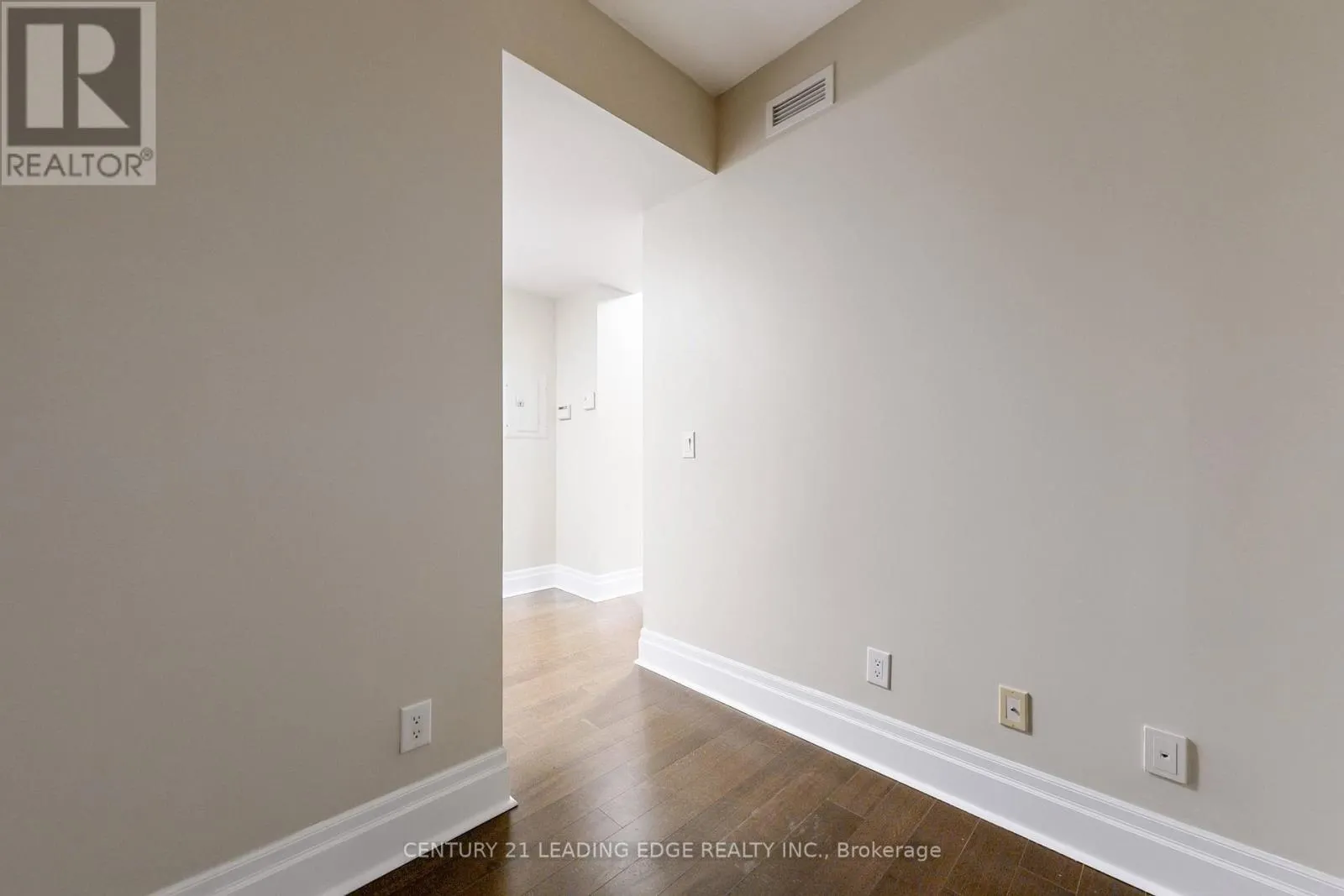 906 - 131 UPPER DUKE CRESCENT