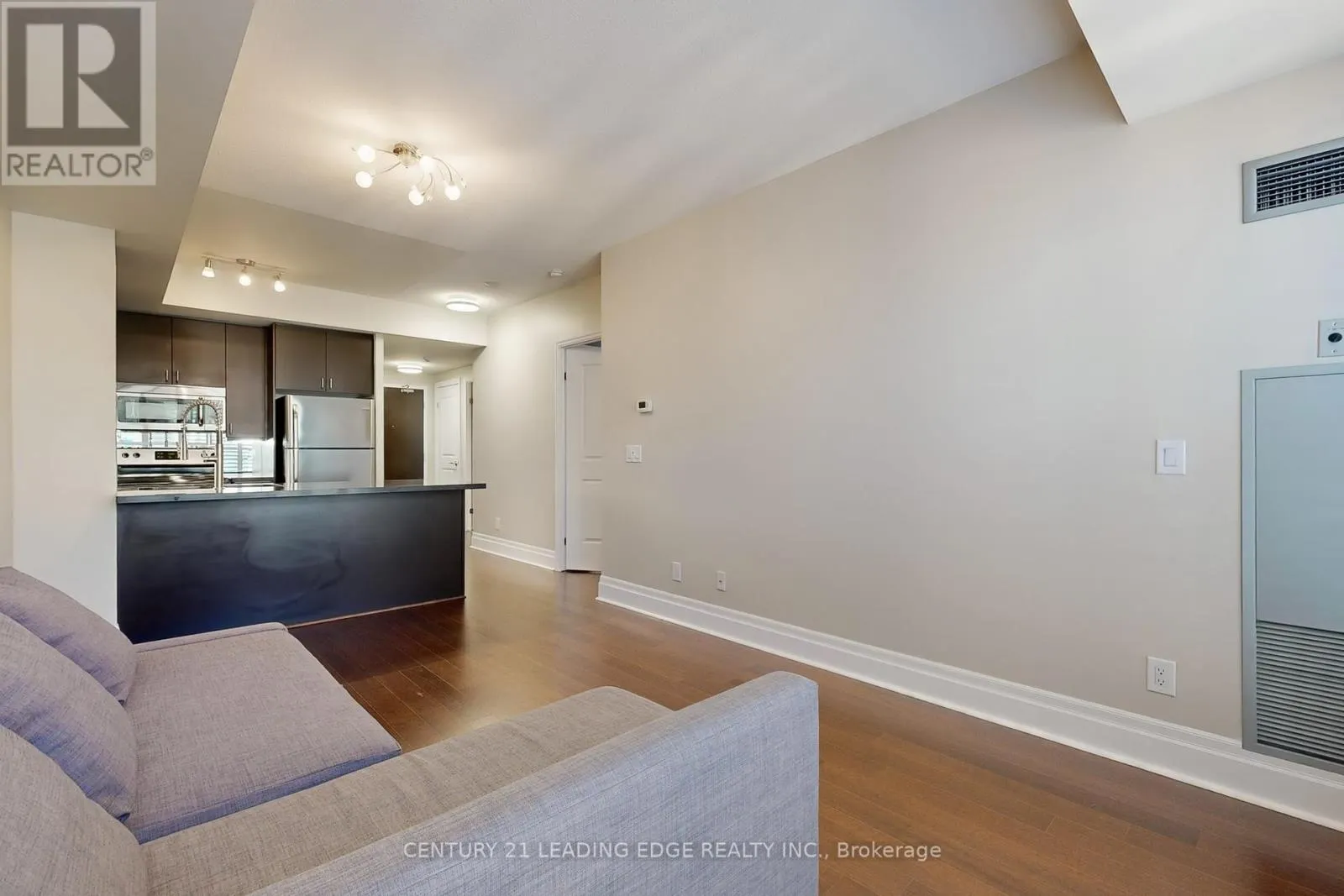 906 - 131 UPPER DUKE CRESCENT
