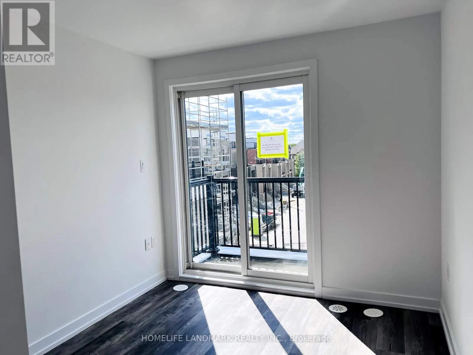 214 - 3 BANCROFT LANE E