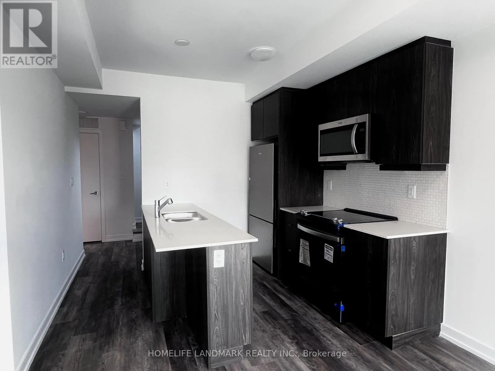 214 - 3 BANCROFT LANE E