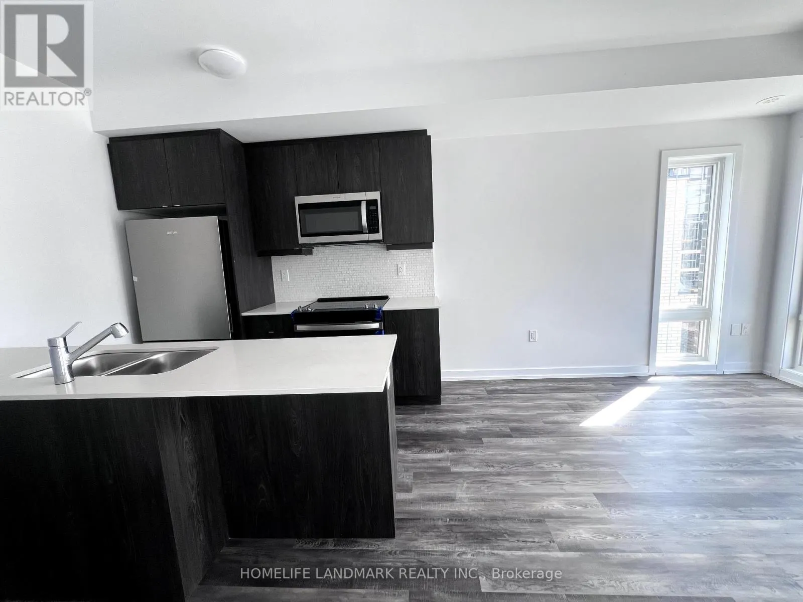 214 - 3 BANCROFT LANE E