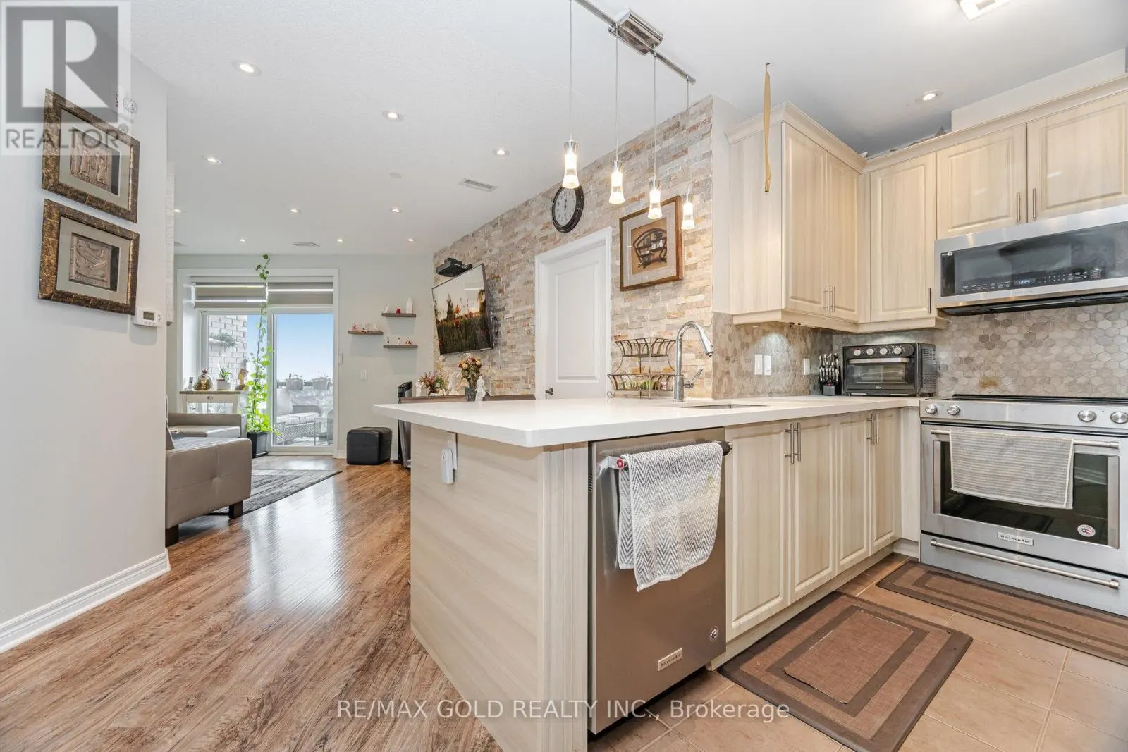 715 - 7325 MARKHAM ROAD
