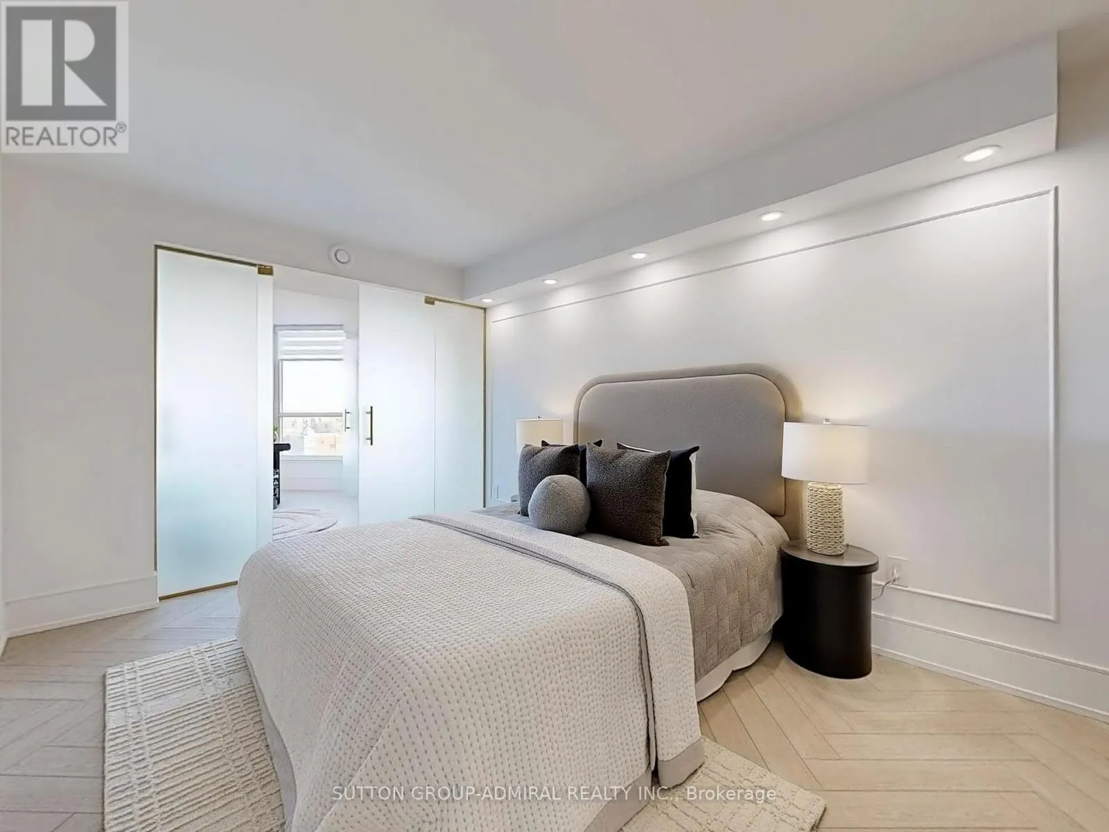 704 - 1 CLARK AVENUE W