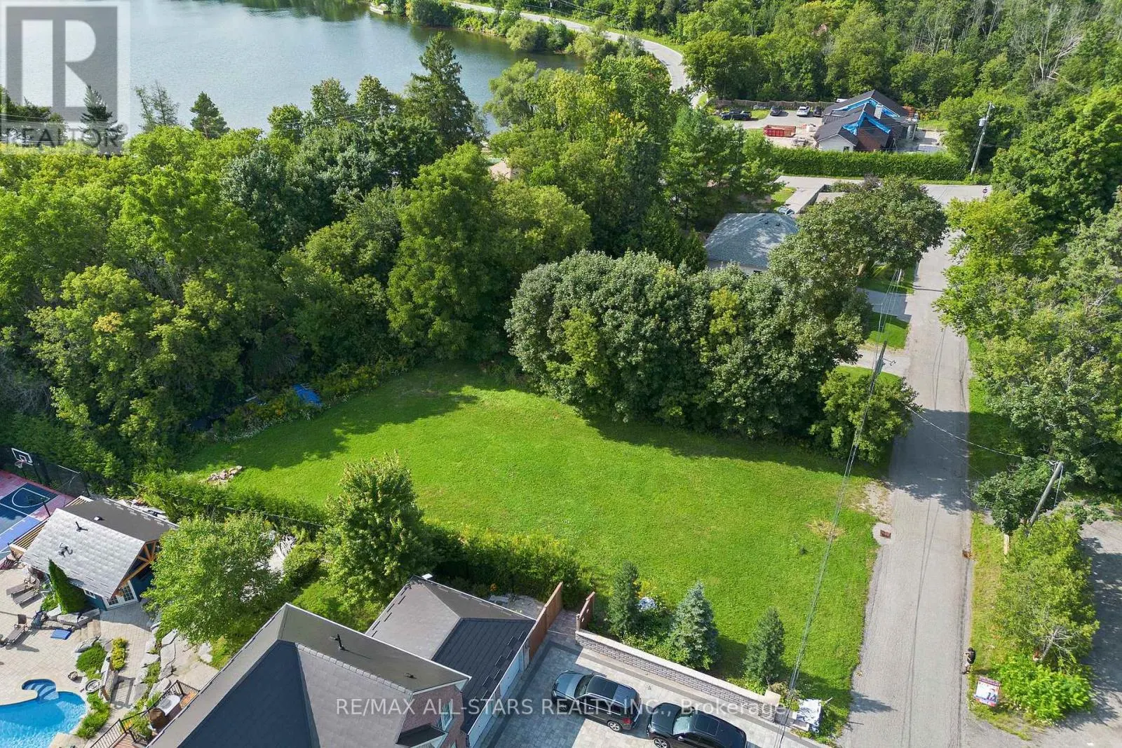 12 CHURCHILL DRIVE S