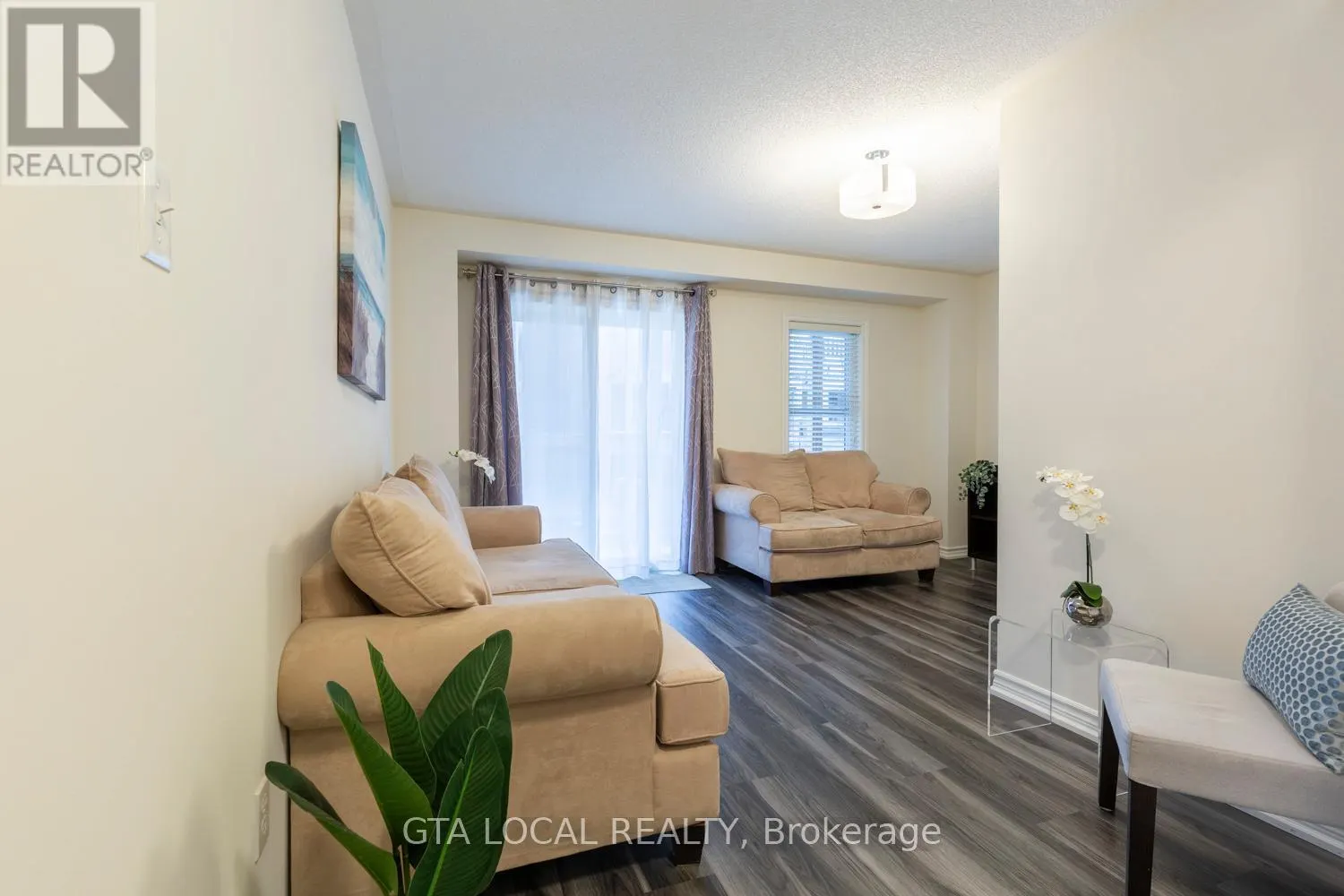 31 - 10 PORTER AVENUE W