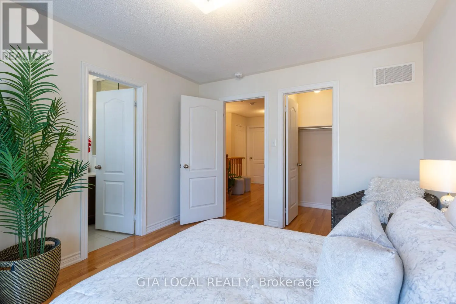 31 - 10 PORTER AVENUE W