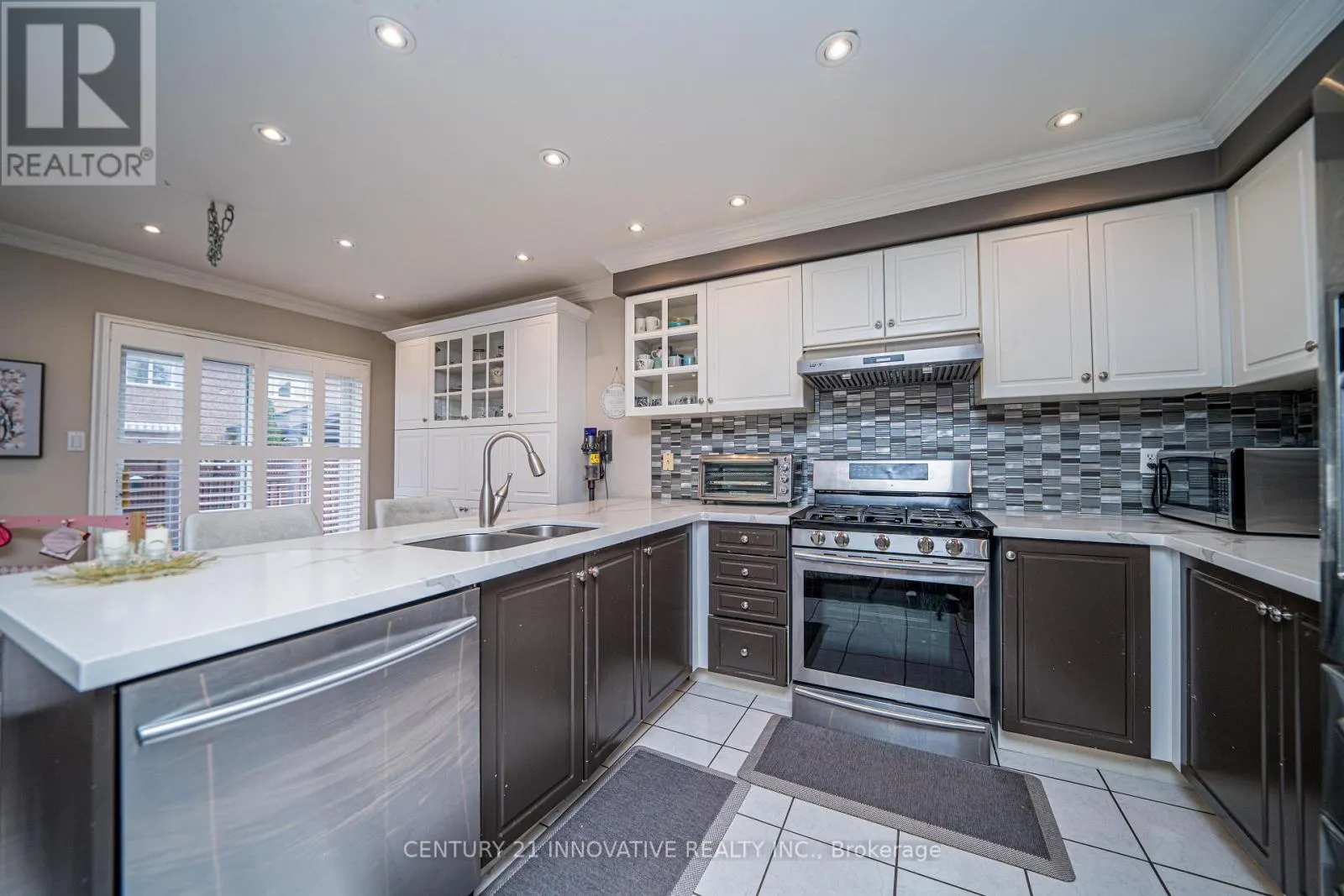 UPPER - 46 LAURA SABRINA DRIVE