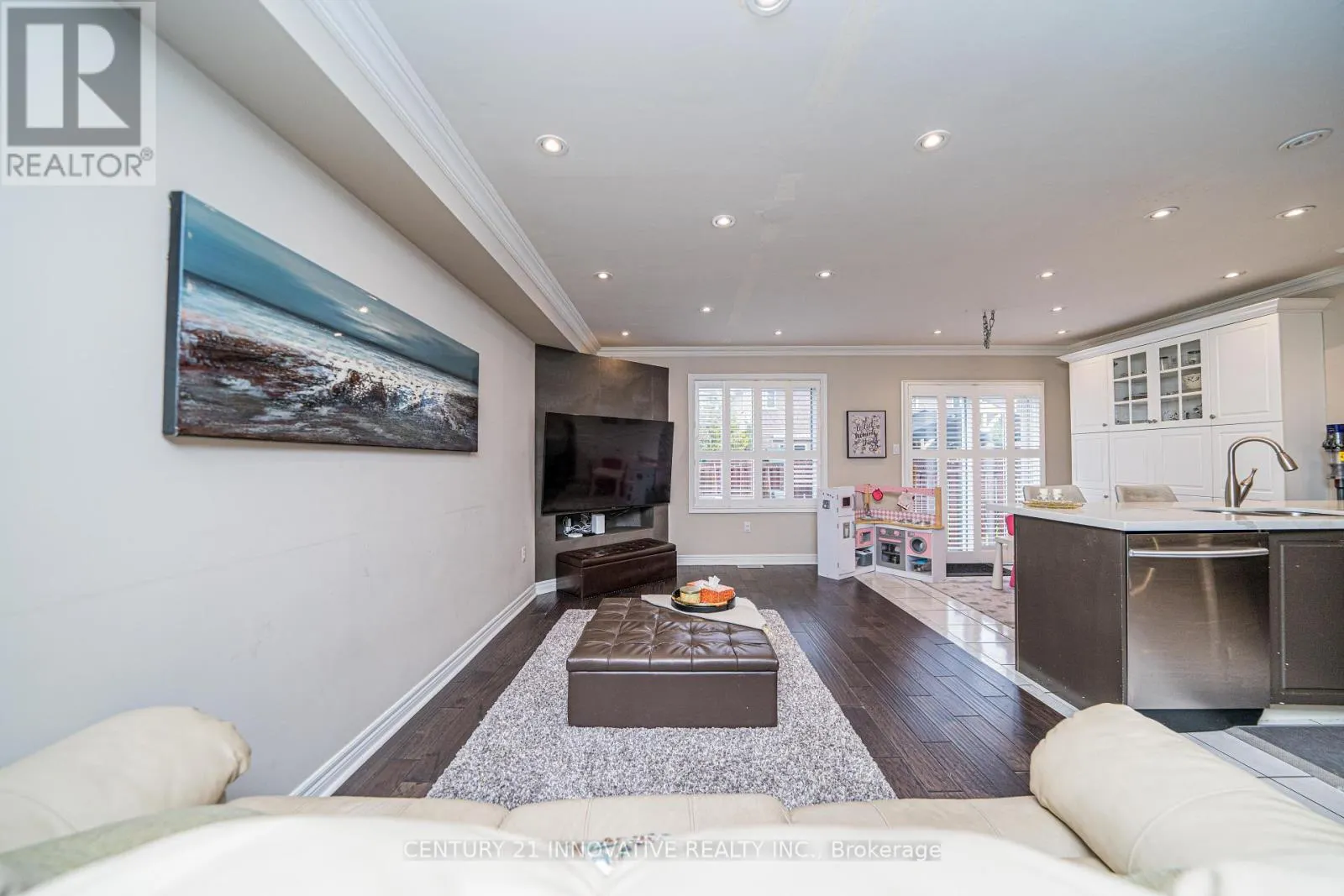 UPPER - 46 LAURA SABRINA DRIVE