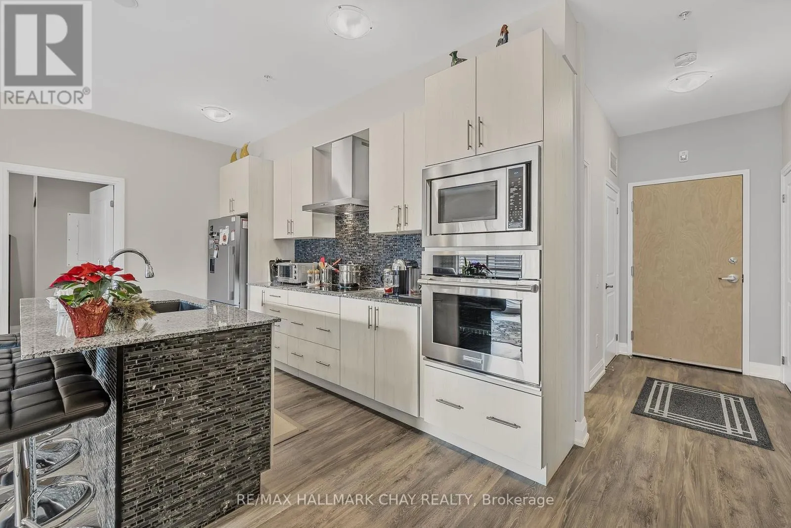 107 - 64 QUEEN STREET S
