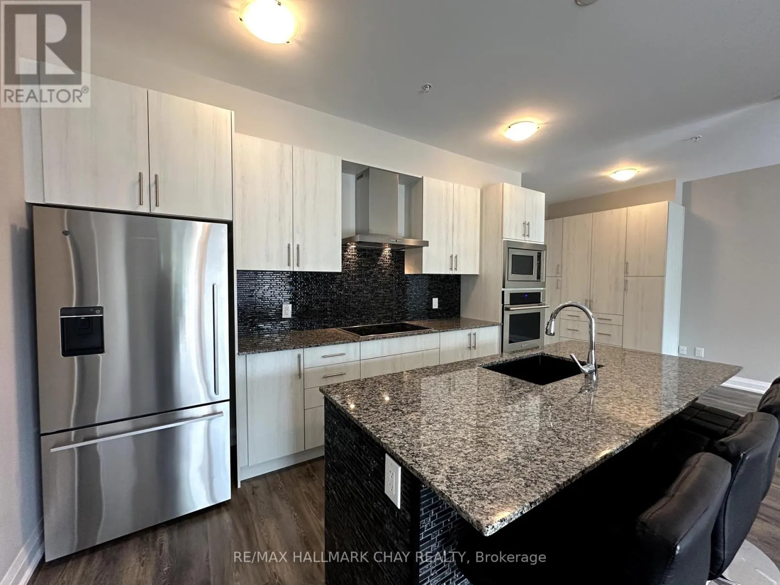 107 - 64 QUEEN STREET S