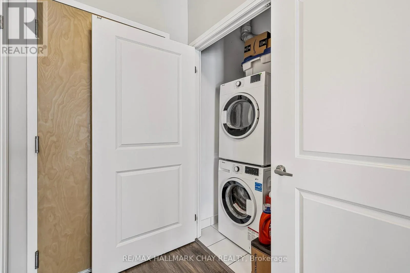 107 - 64 QUEEN STREET S