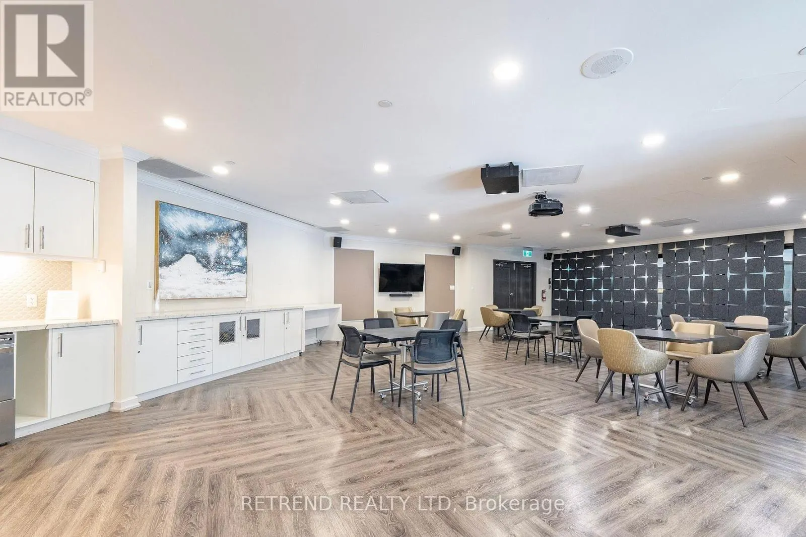826 - 32 CLARISSA DRIVE