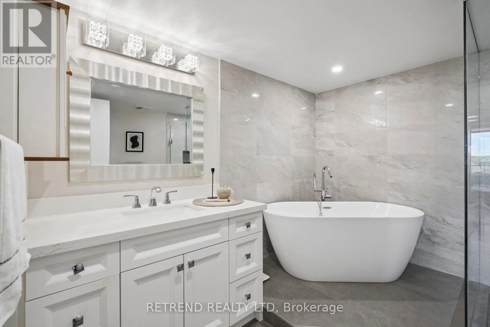 826 - 32 CLARISSA DRIVE