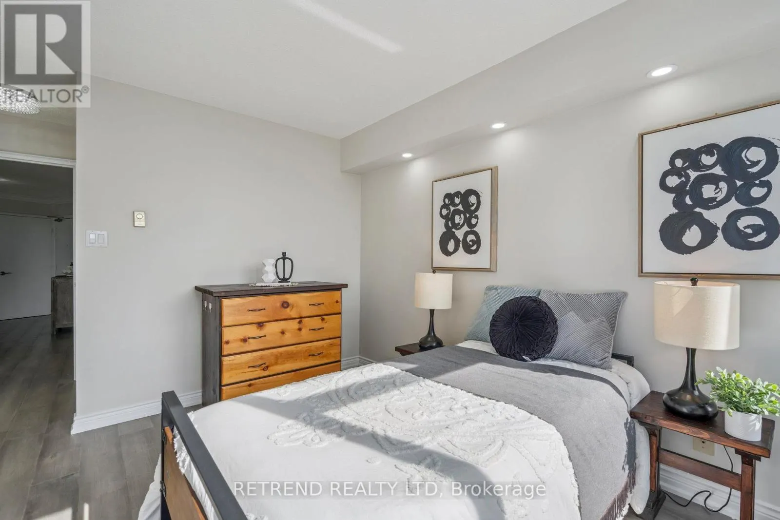 826 - 32 CLARISSA DRIVE