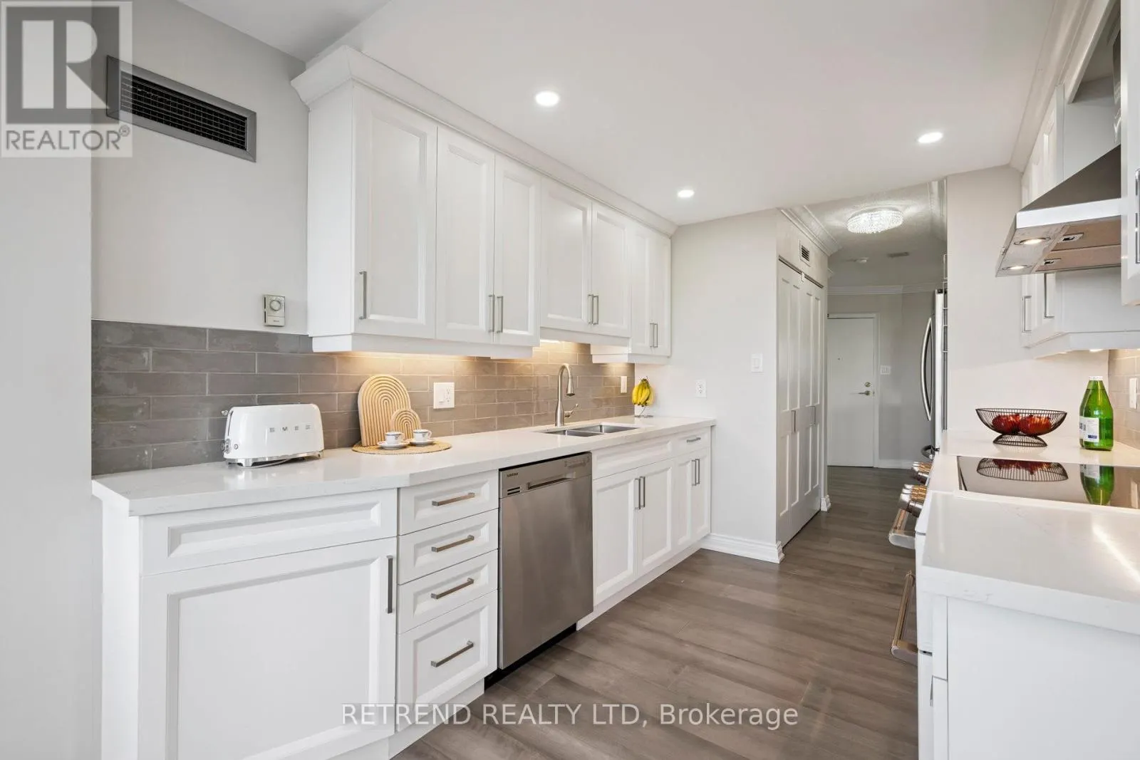 826 - 32 CLARISSA DRIVE