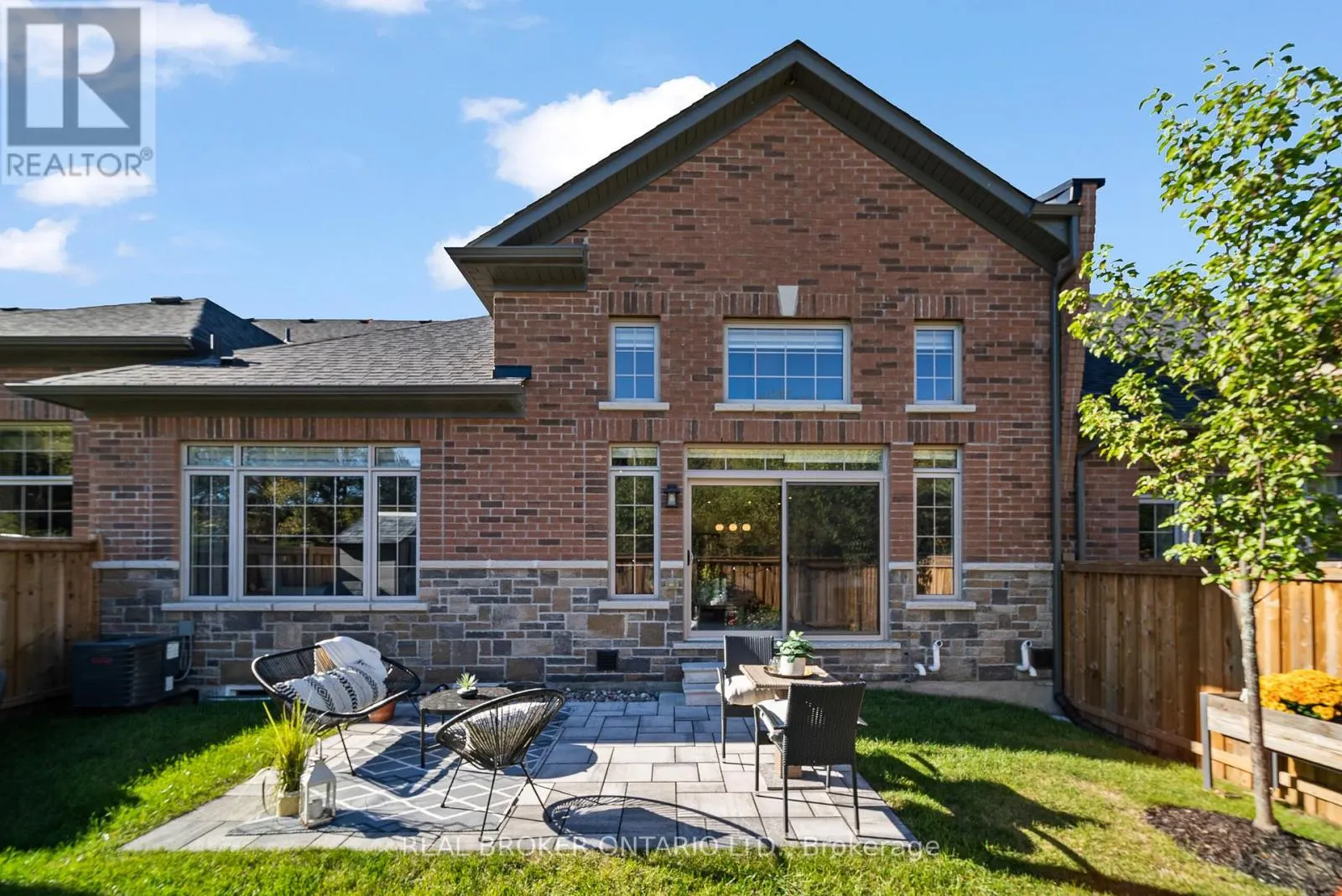 11 HOWARD WILLIAMS COURT