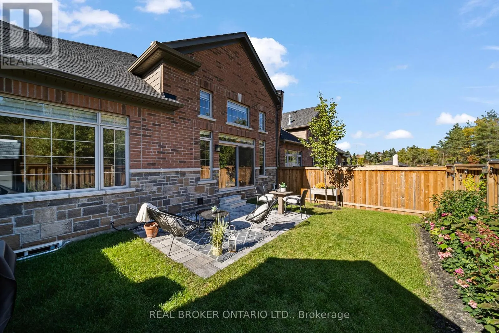 11 HOWARD WILLIAMS COURT