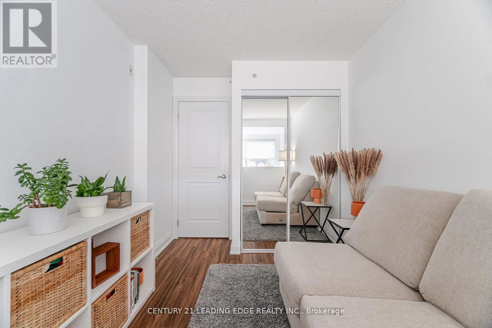 108 - 24 WOODSTREAM BOULEVARD