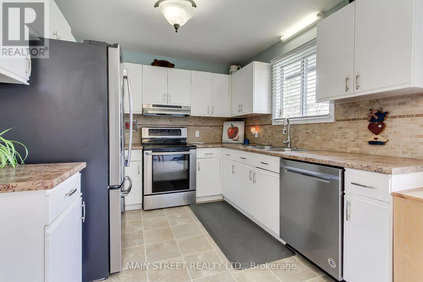 32 BEAVERDALE CRESCENT