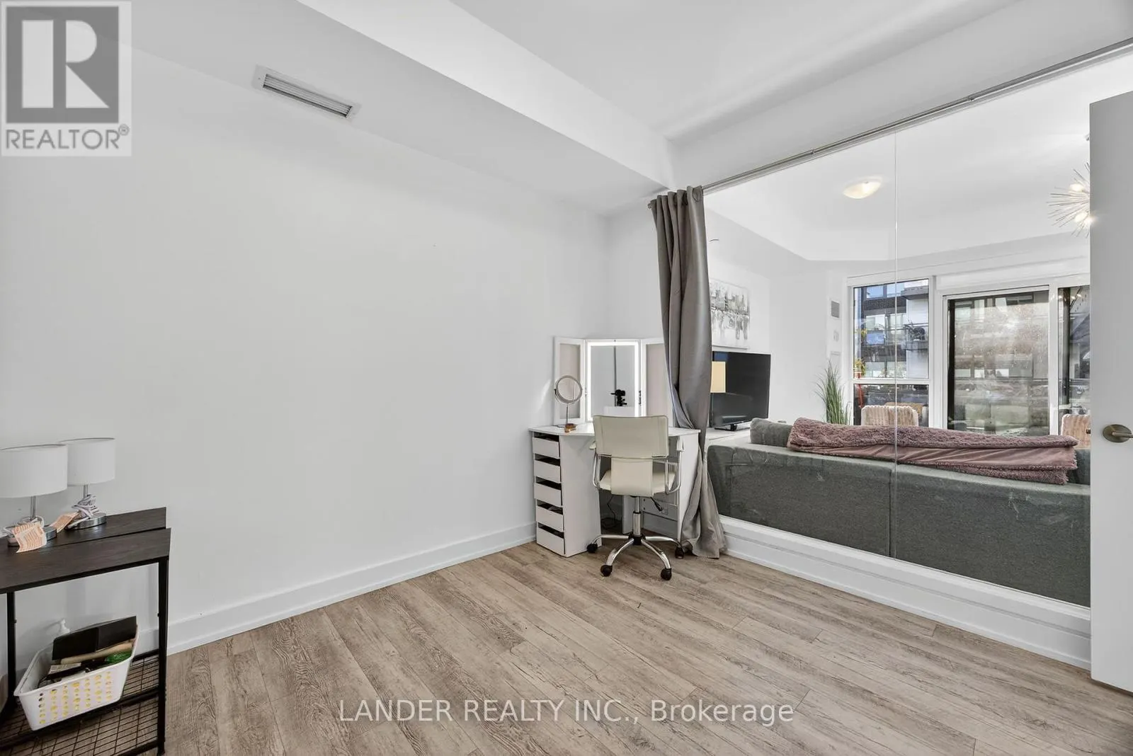 D233 - 333 SEA RAY AVENUE