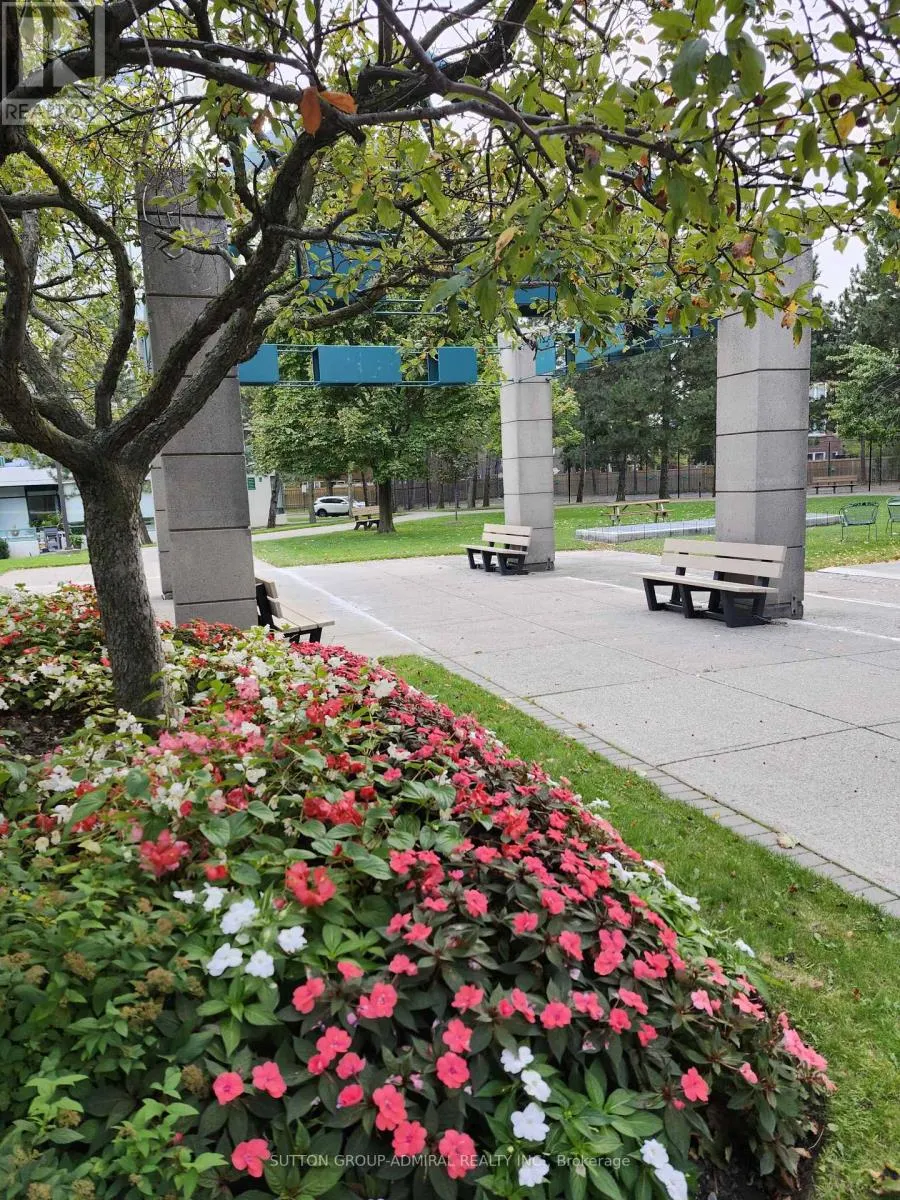 910 - 120 PROMENADE CIRCLE