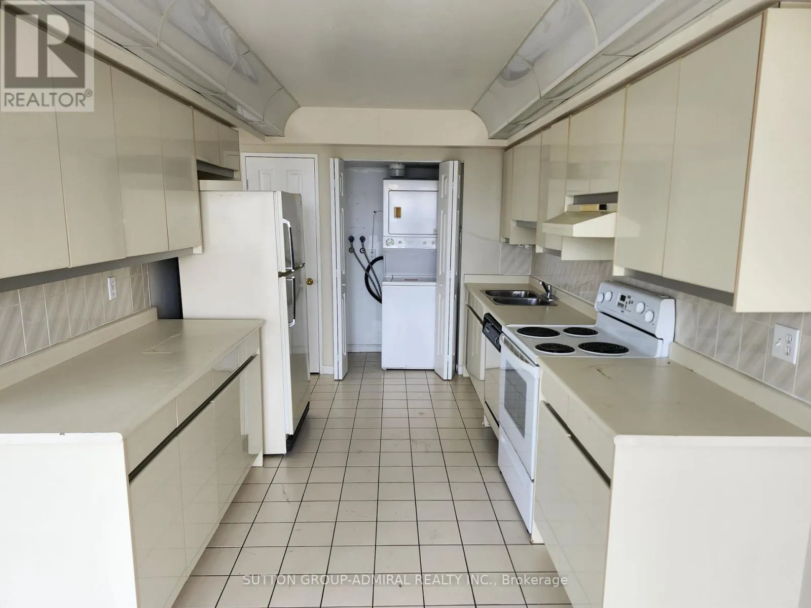 910 - 120 PROMENADE CIRCLE