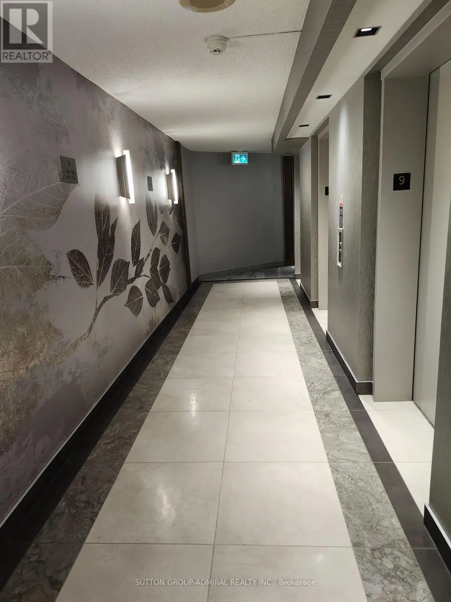 910 - 120 PROMENADE CIRCLE