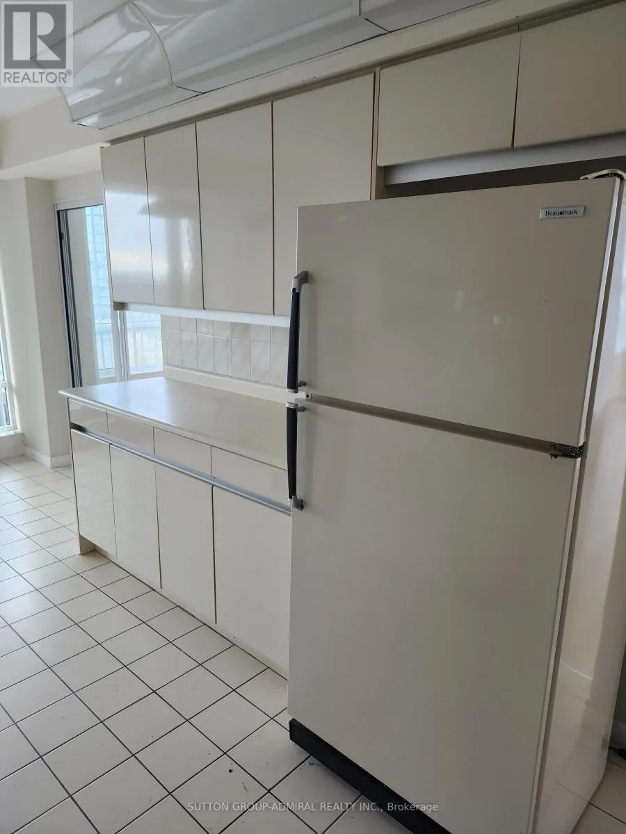910 - 120 PROMENADE CIRCLE