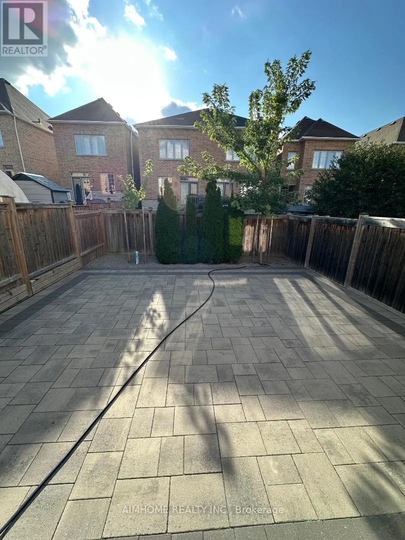 18 BRISTLEWOOD CRESCENT