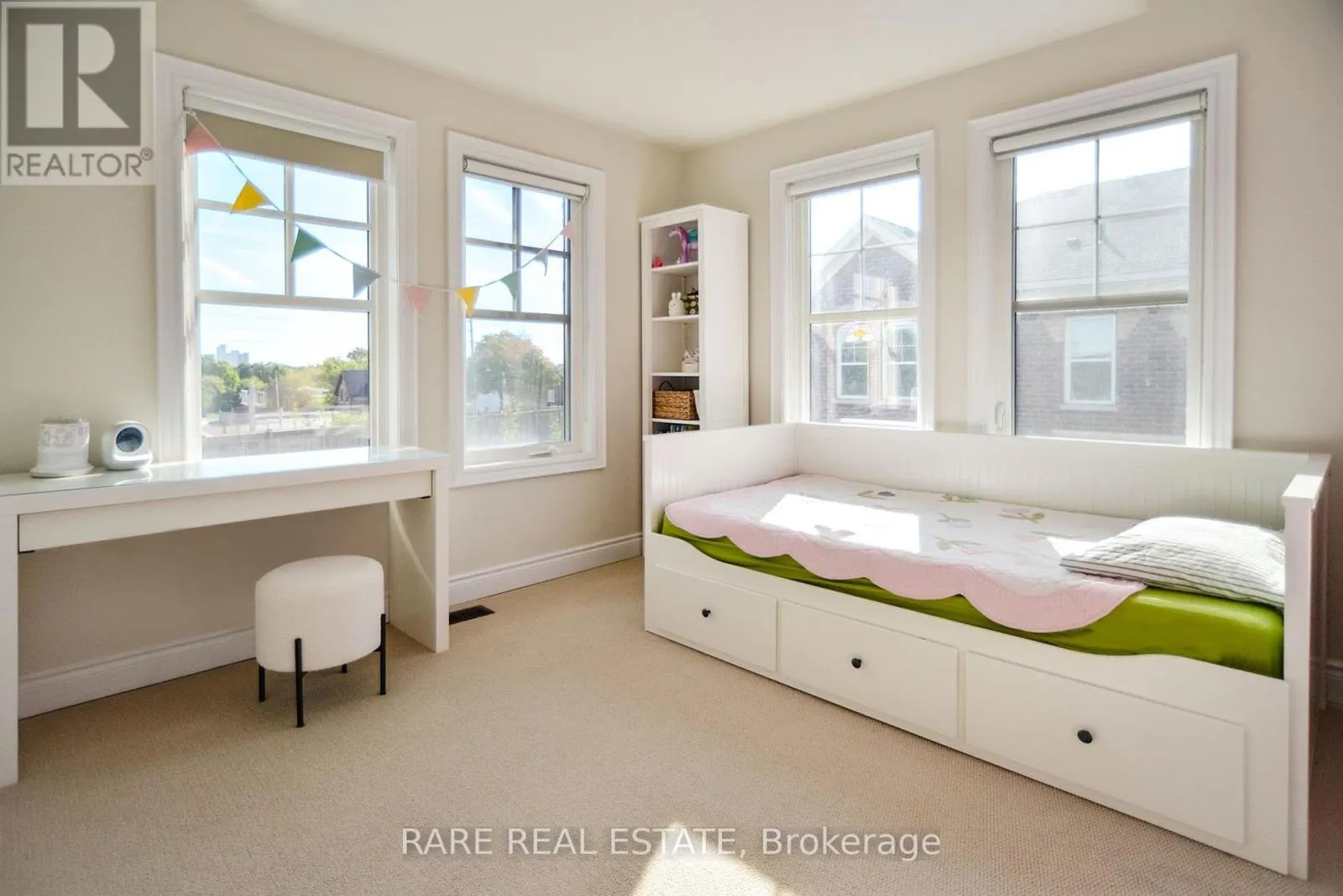 35 - 10 PORTER AVENUE W