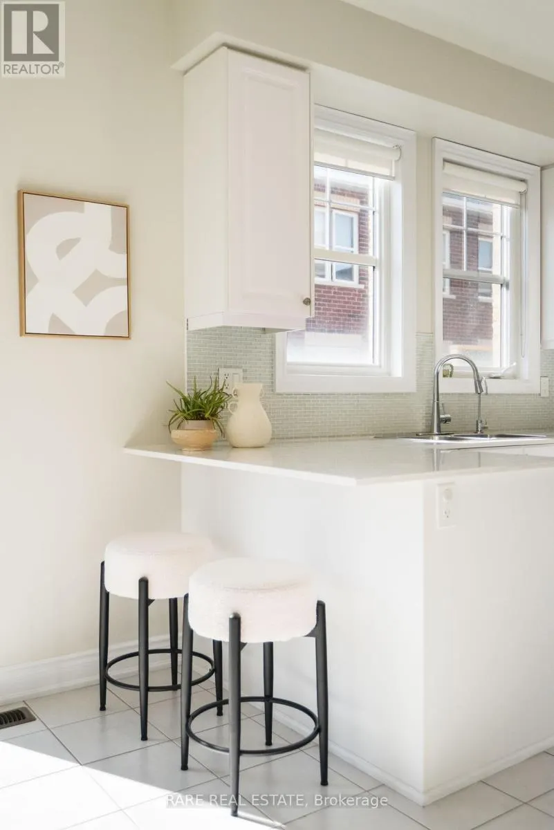 35 - 10 PORTER AVENUE W