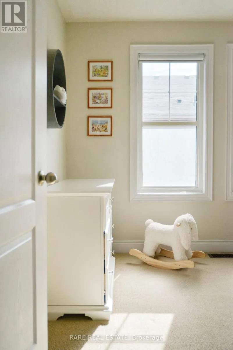 35 - 10 PORTER AVENUE W
