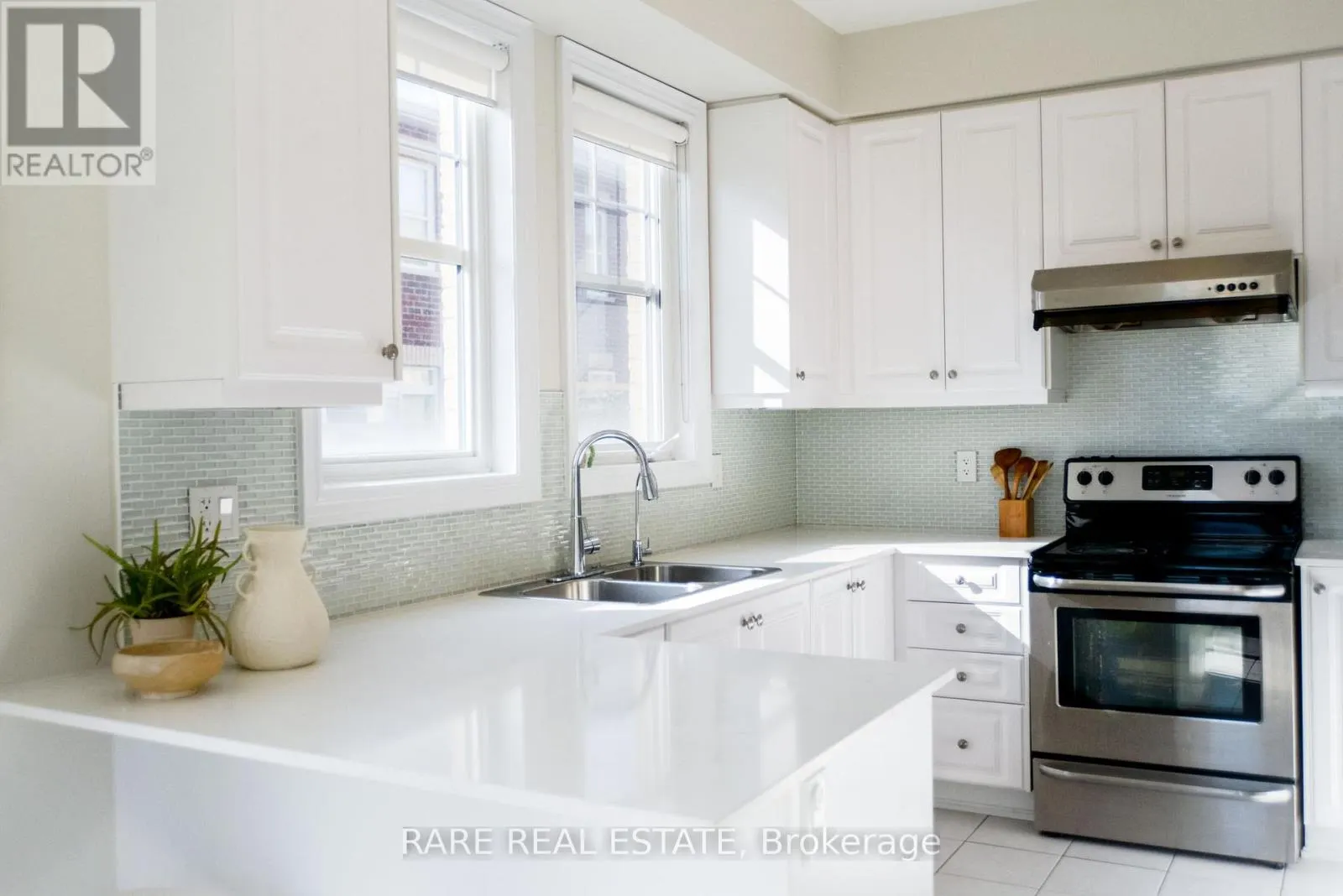 35 - 10 PORTER AVENUE W